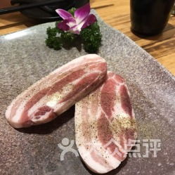青瓦炭烤肉小酒館的精品豬五花 用戶(hù)評(píng)價(jià)與口味解析